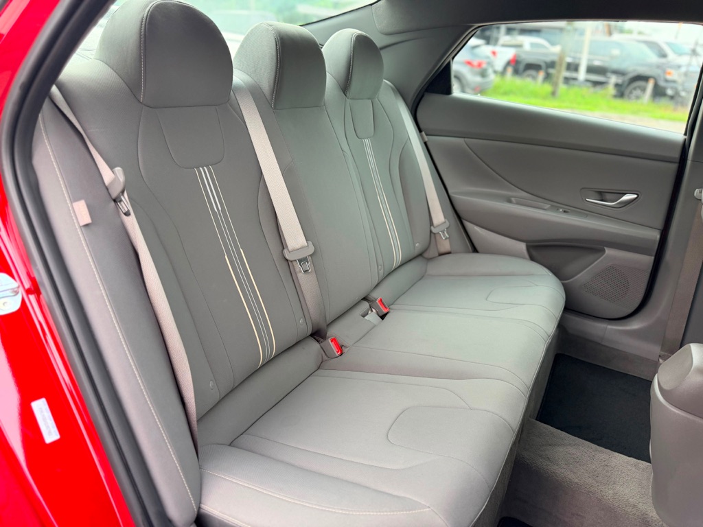 Photo 15 of this HYUNDAI ELANTRA