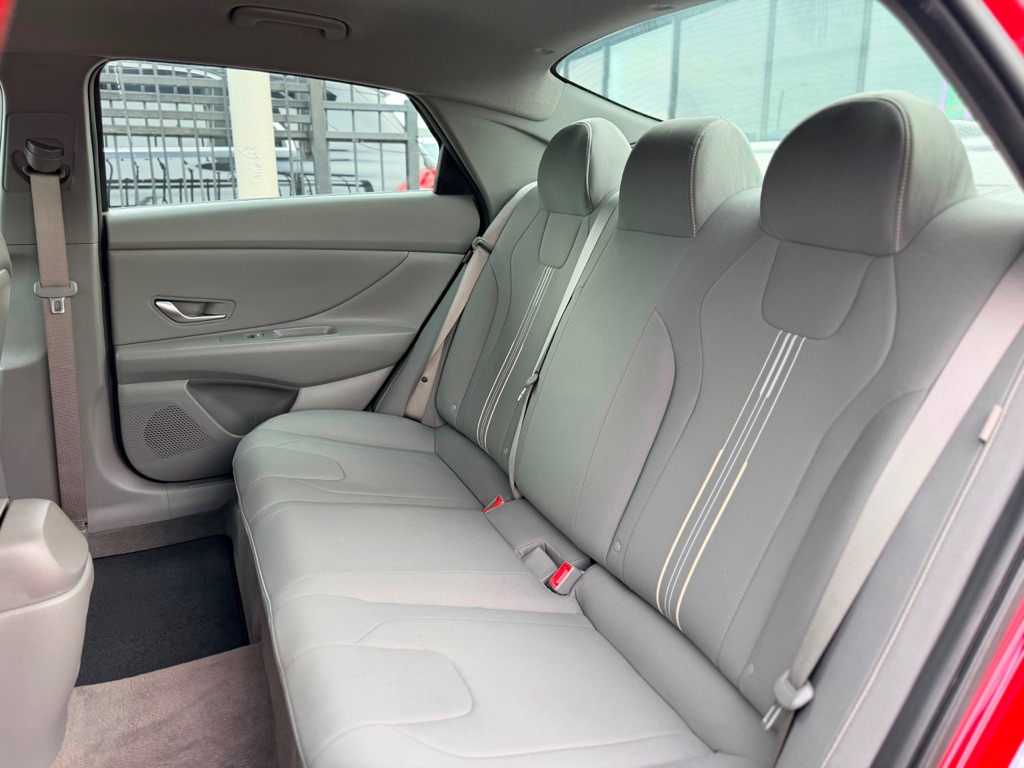 Photo 14 of this HYUNDAI ELANTRA