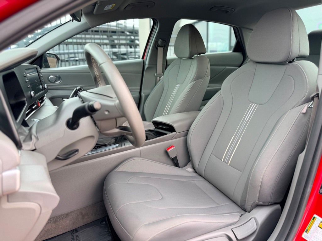 Photo 20 of this HYUNDAI ELANTRA