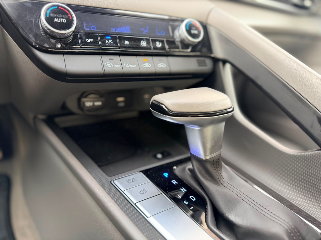 Photo 17 of this HYUNDAI ELANTRA