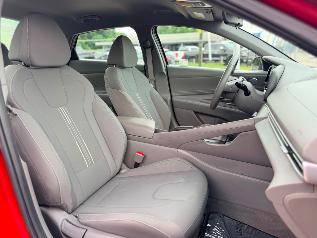 Photo 18 of this HYUNDAI ELANTRA