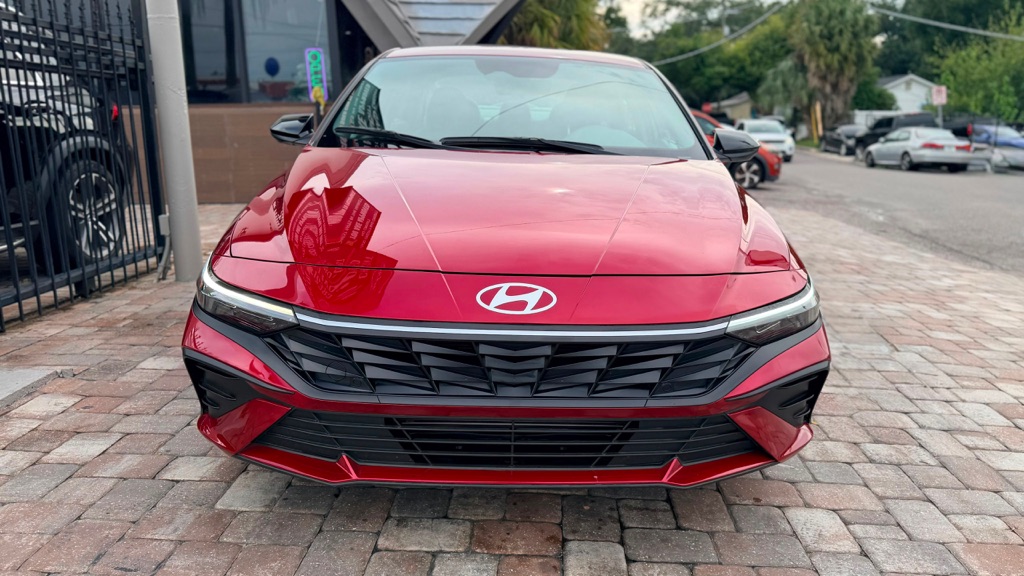 Photo 3 of this HYUNDAI ELANTRA