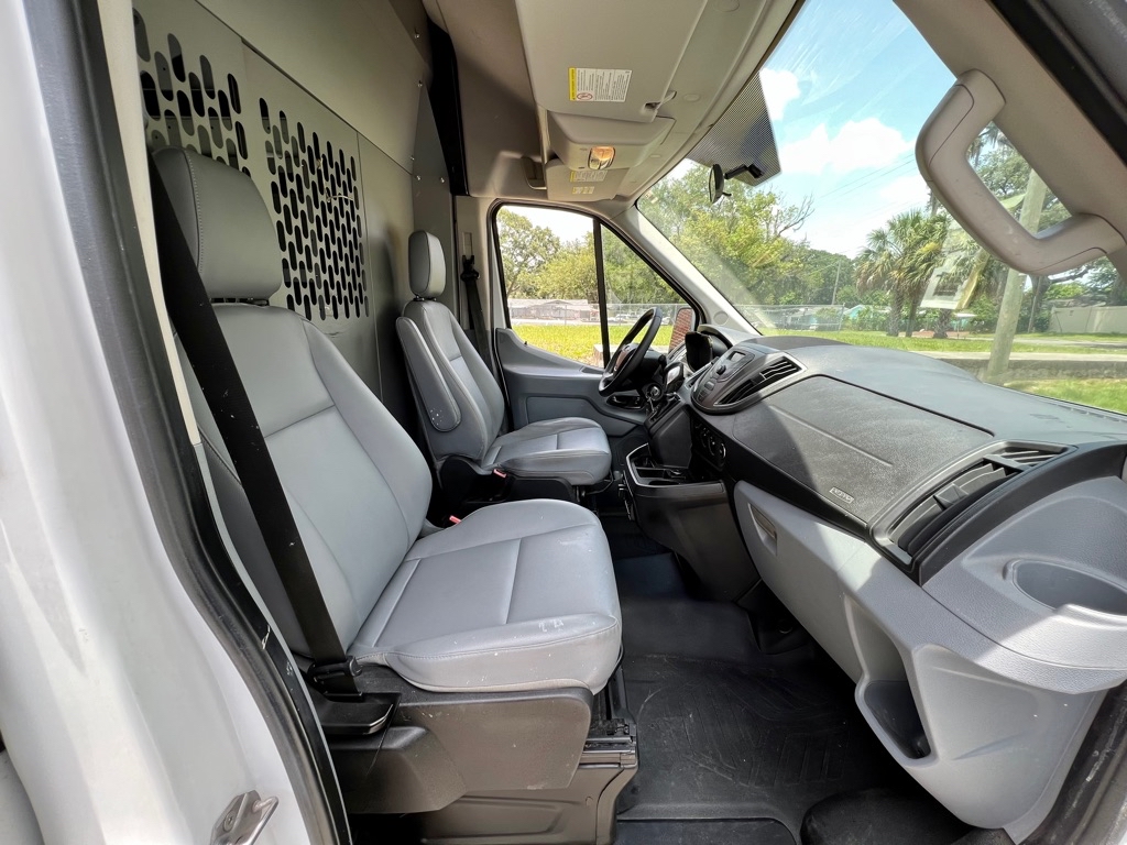 Photo 23 of this FORD TRANSIT