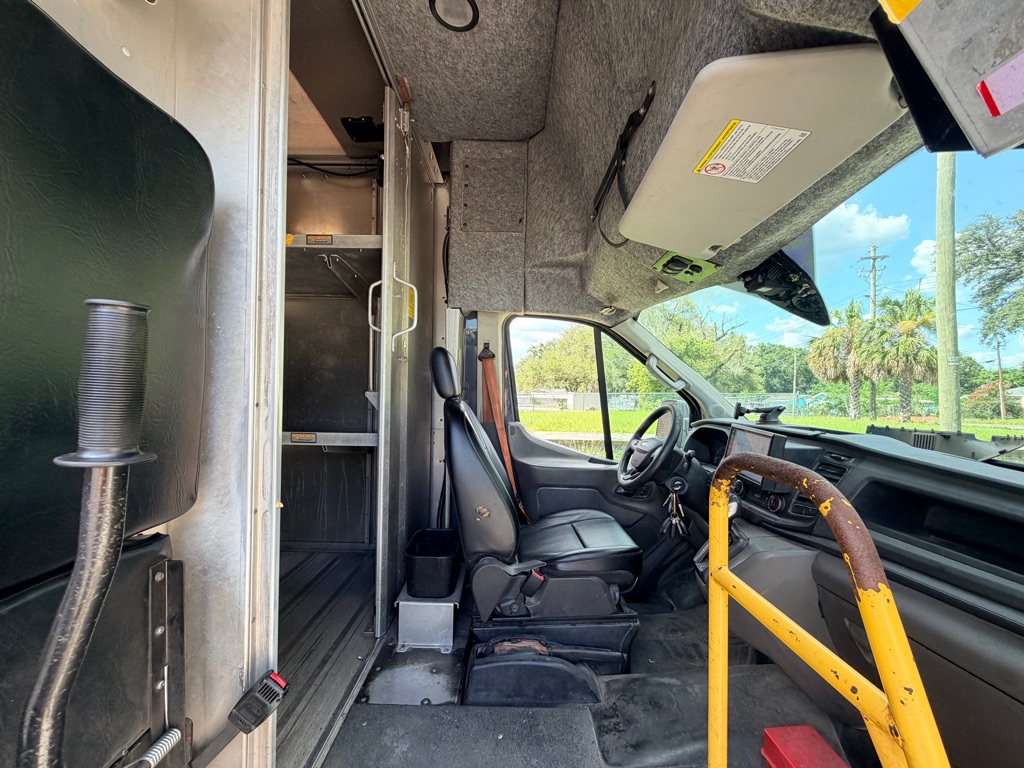 Photo 17 of this FORD TRANSIT