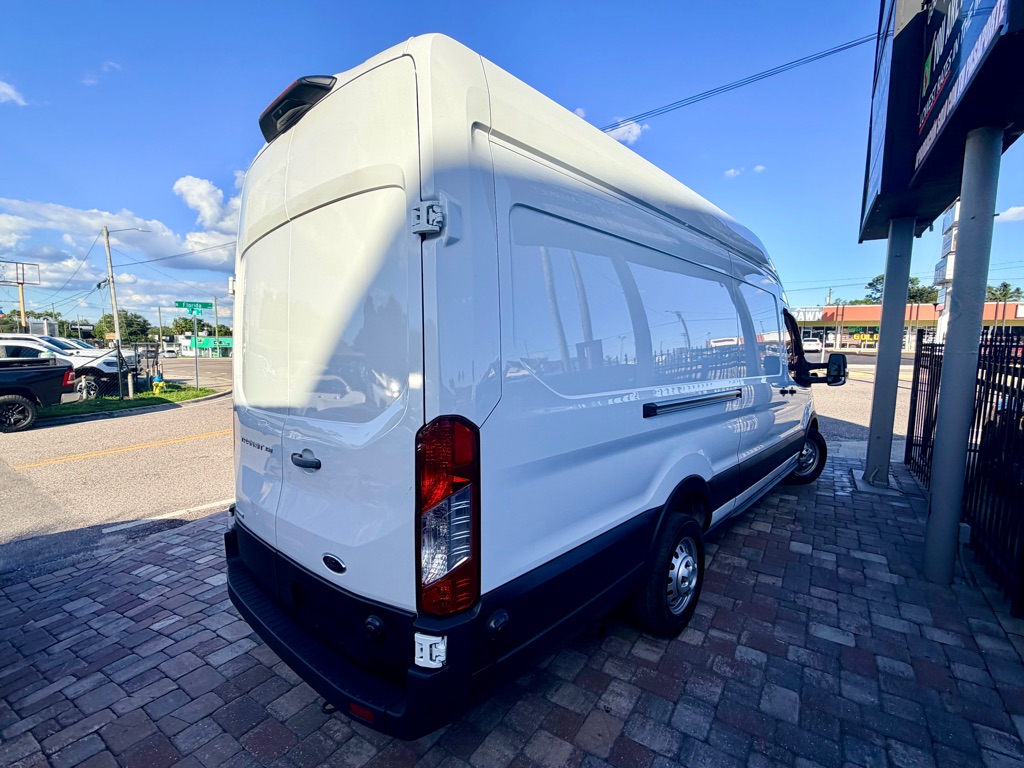 Photo 2 of this FORD TRANSIT