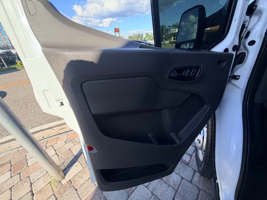 Photo 23 of this FORD TRANSIT