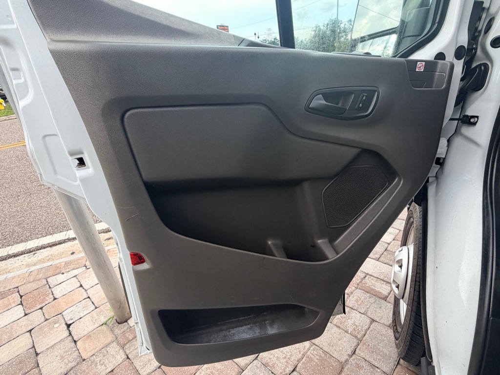 Photo 23 of this FORD TRANSIT