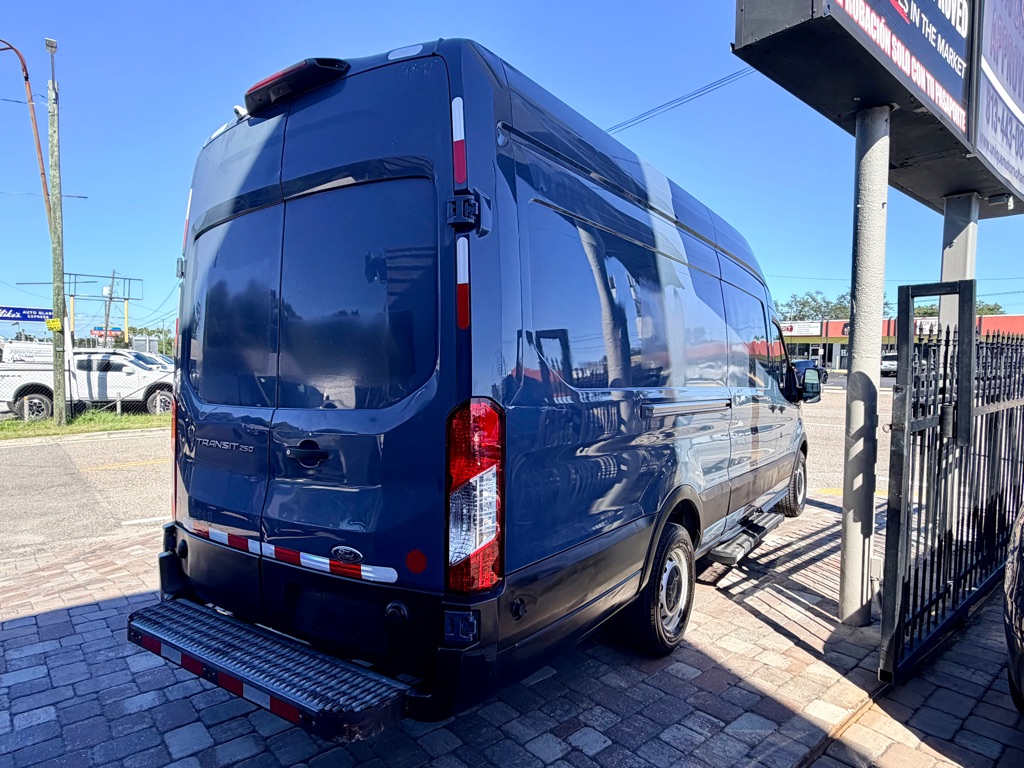 Photo 9 of this FORD TRANSIT
