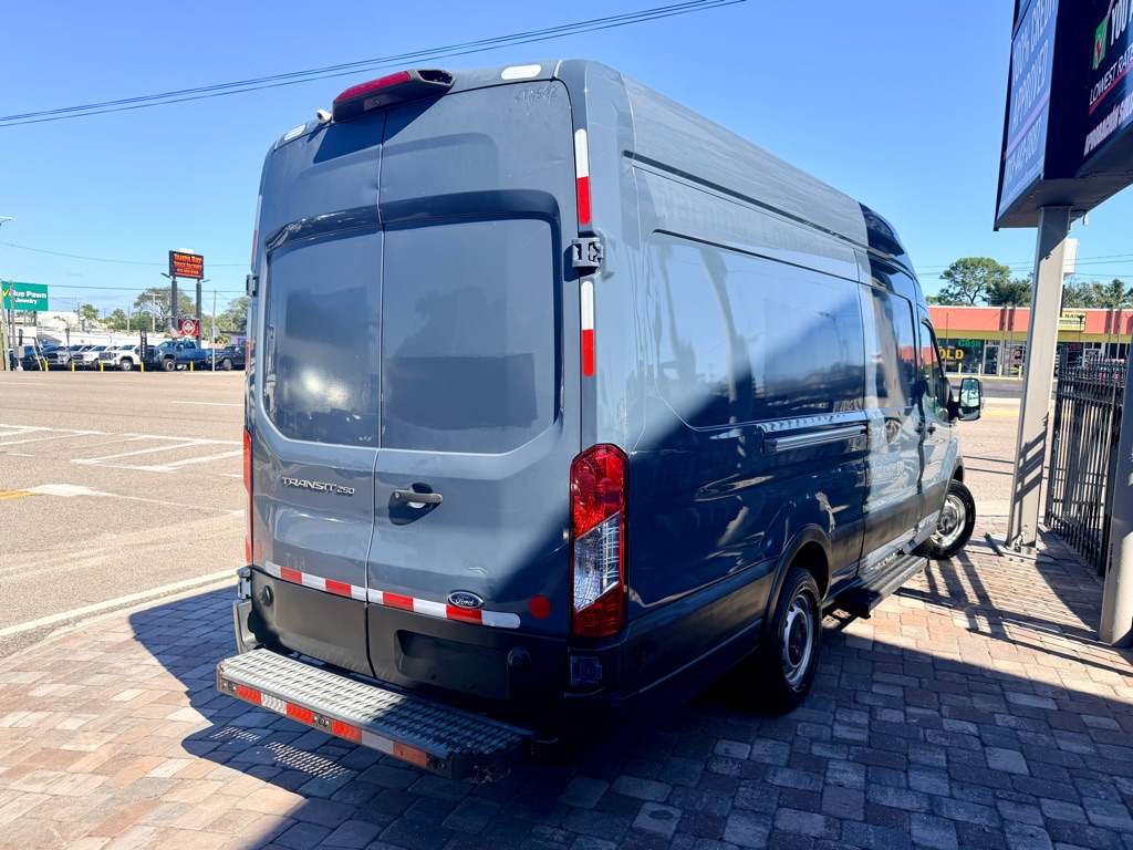 Photo 2 of this FORD TRANSIT