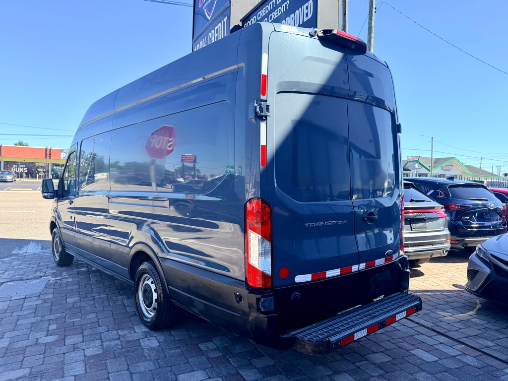 Photo 7 of this FORD TRANSIT
