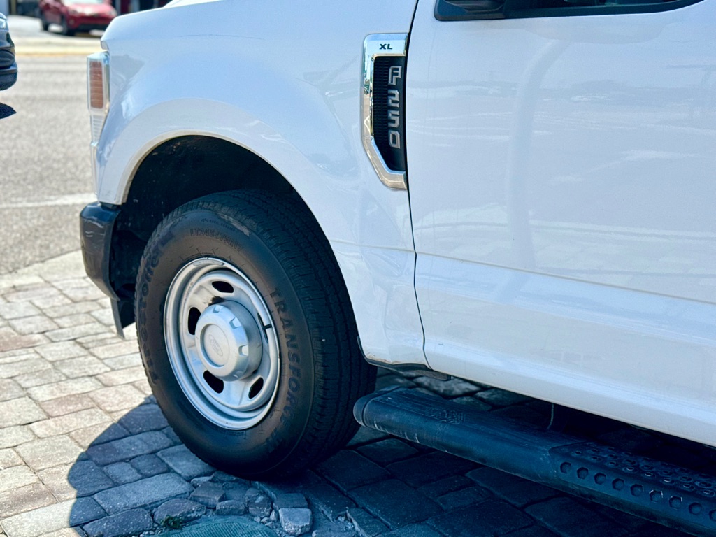 Photo 10 of this FORD F250