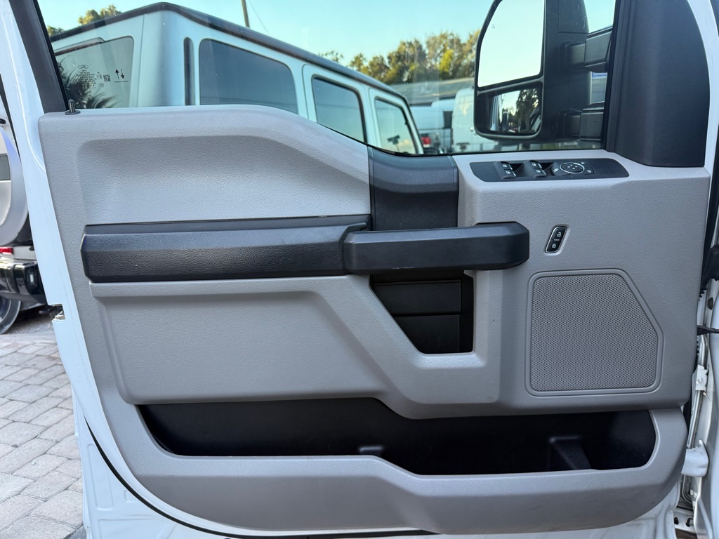 Photo 31 of this FORD F350