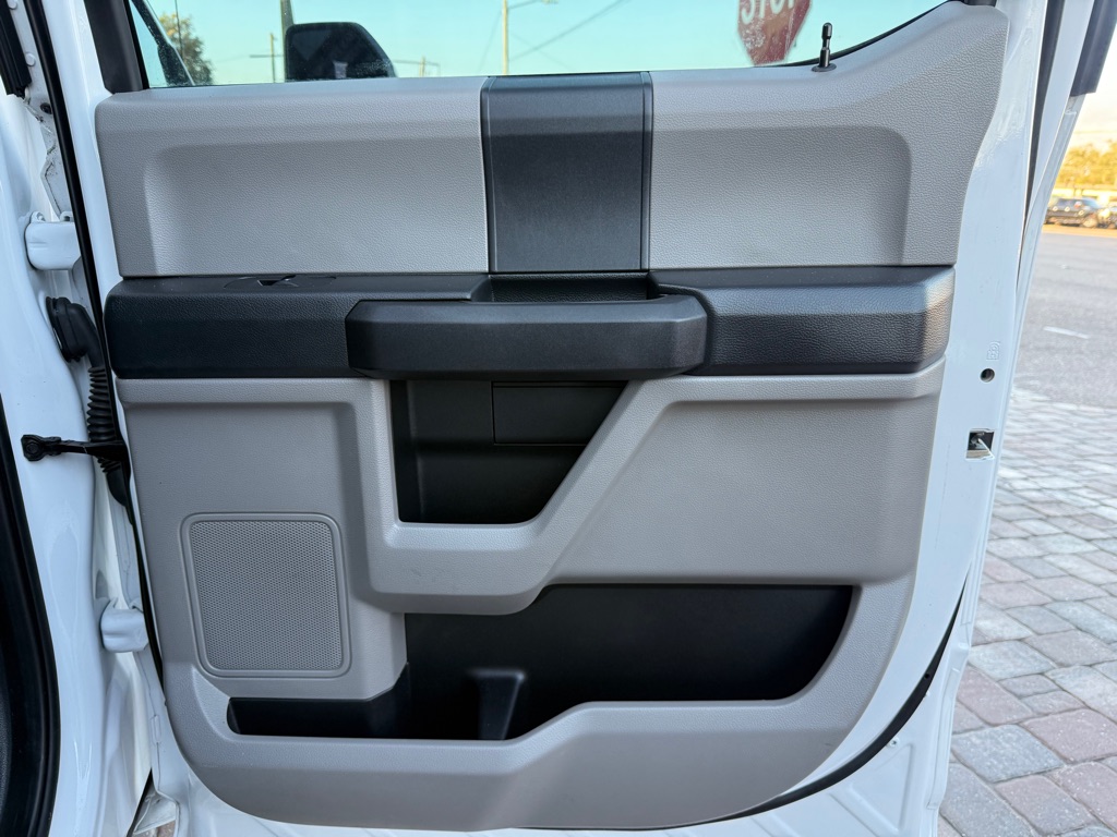 Photo 30 of this FORD F350
