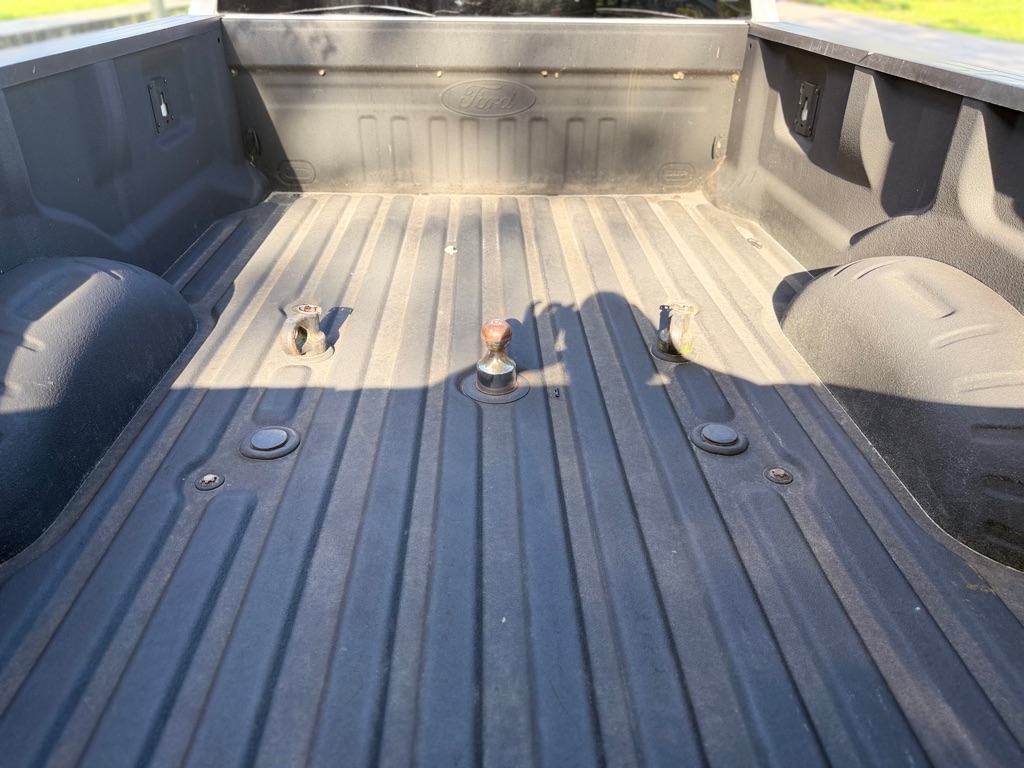 Photo 16 of this FORD F350 LARIAT