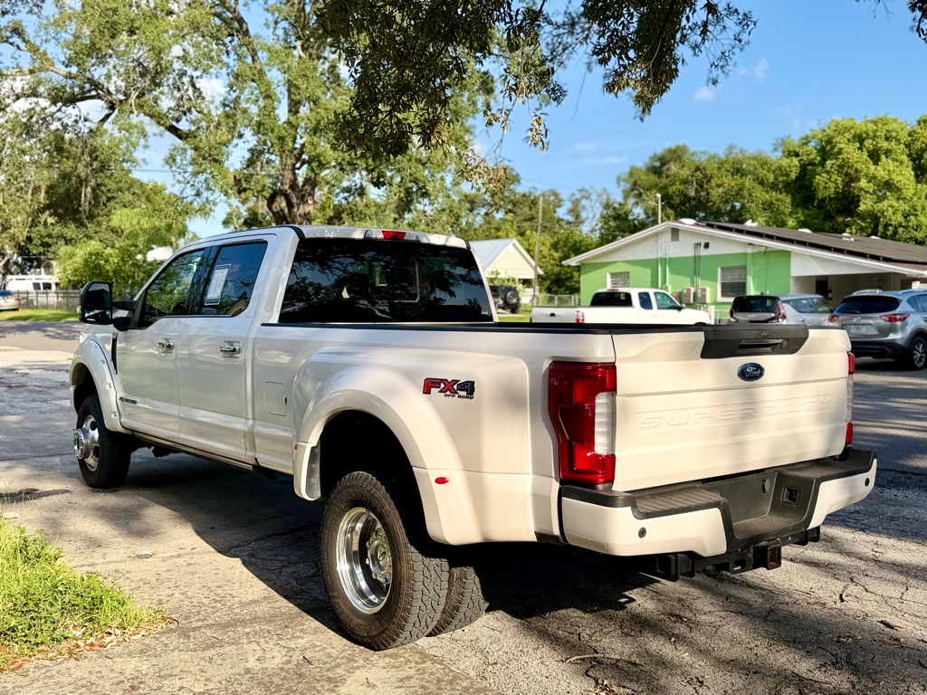 Photo 9 of this FORD F350 LARIAT