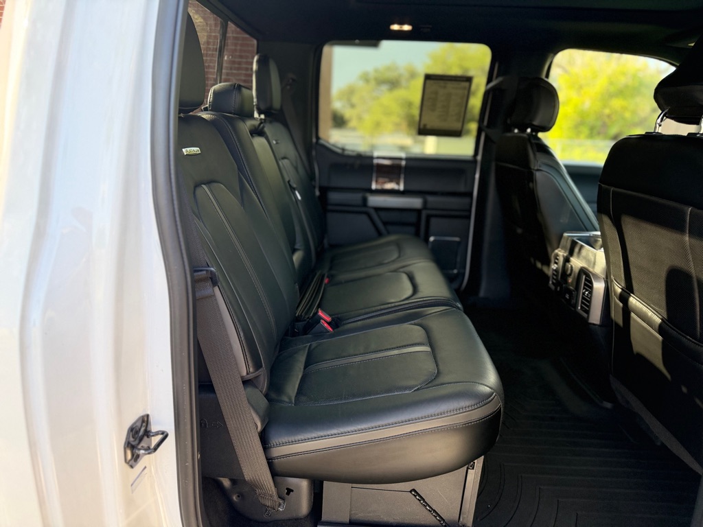 Photo 17 of this FORD F350 LARIAT