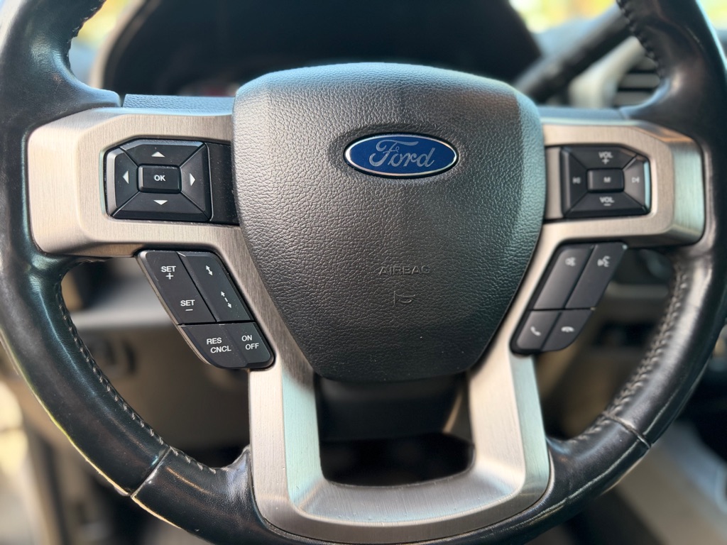 Photo 15 of this FORD F350 LARIAT