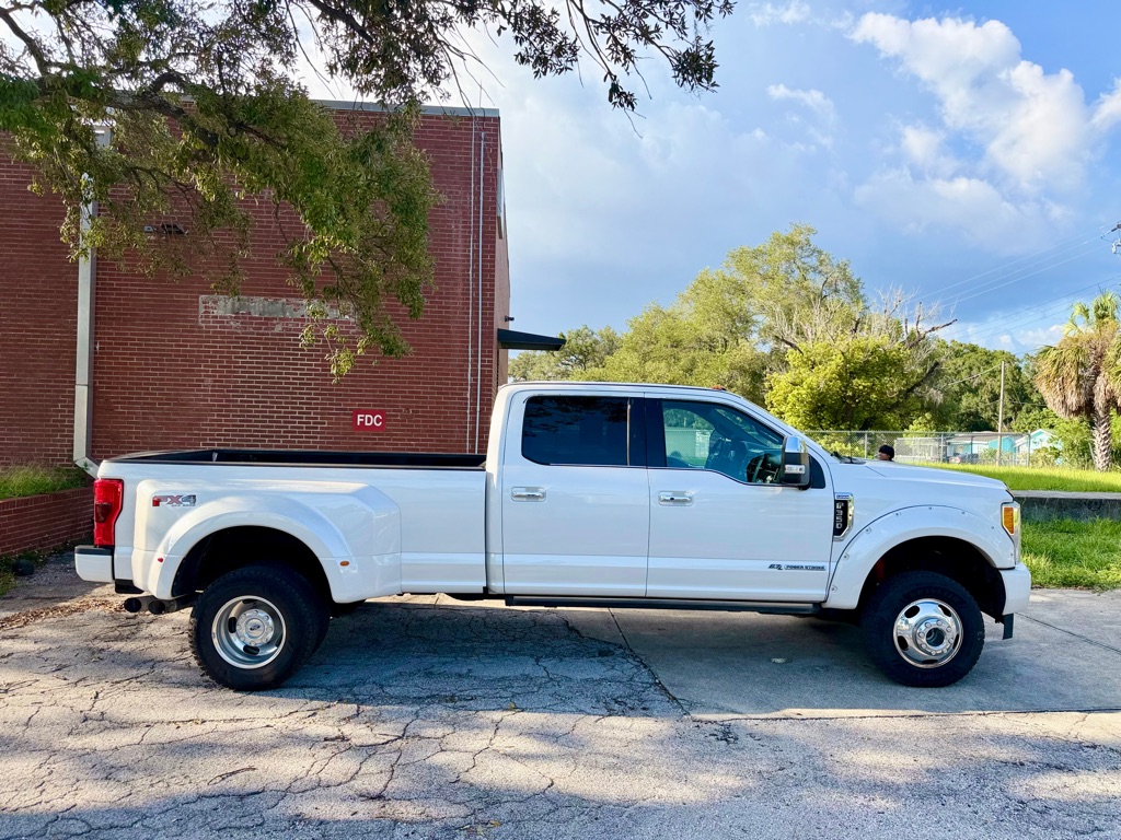 Photo 6 of this FORD F350 LARIAT