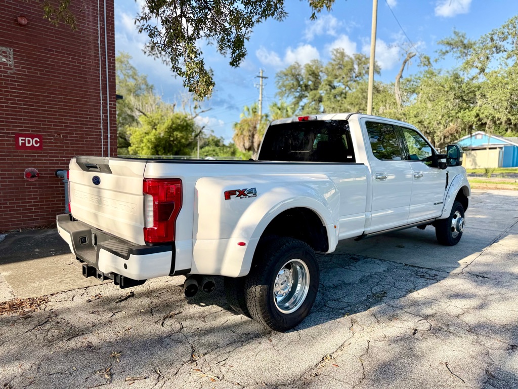 Photo 7 of this FORD F350 LARIAT