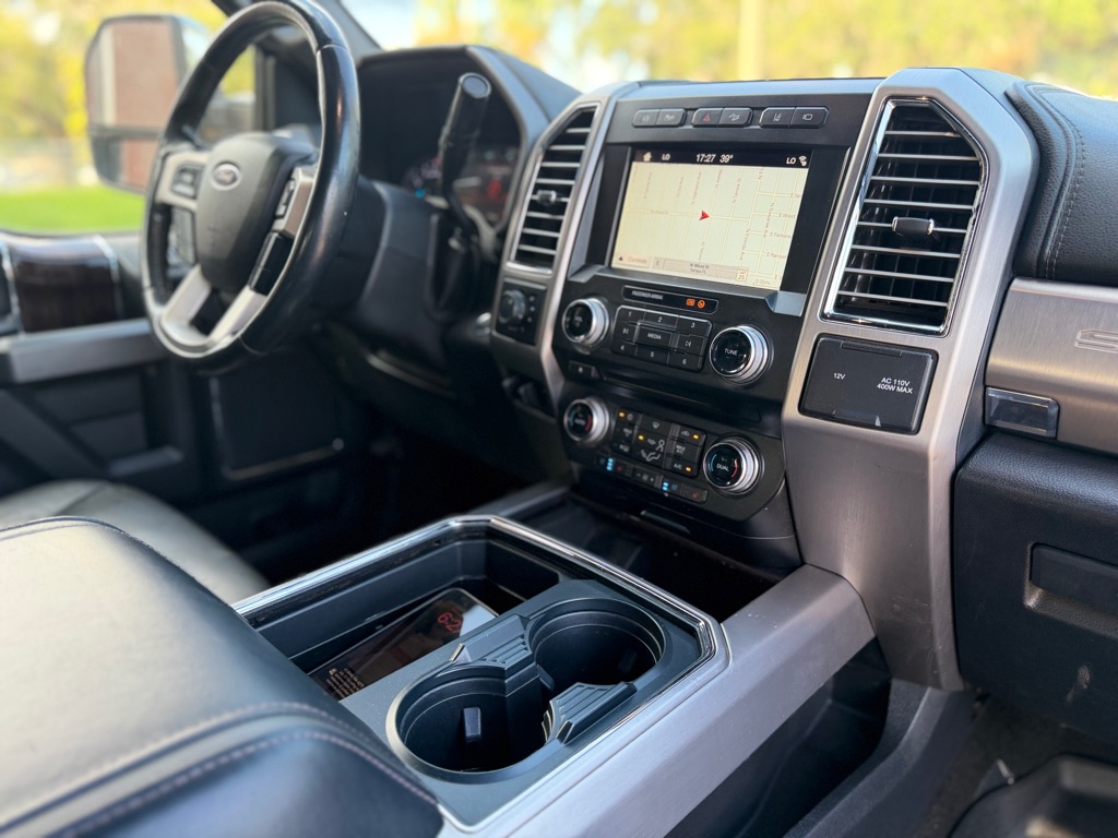 Photo 19 of this FORD F350 LARIAT