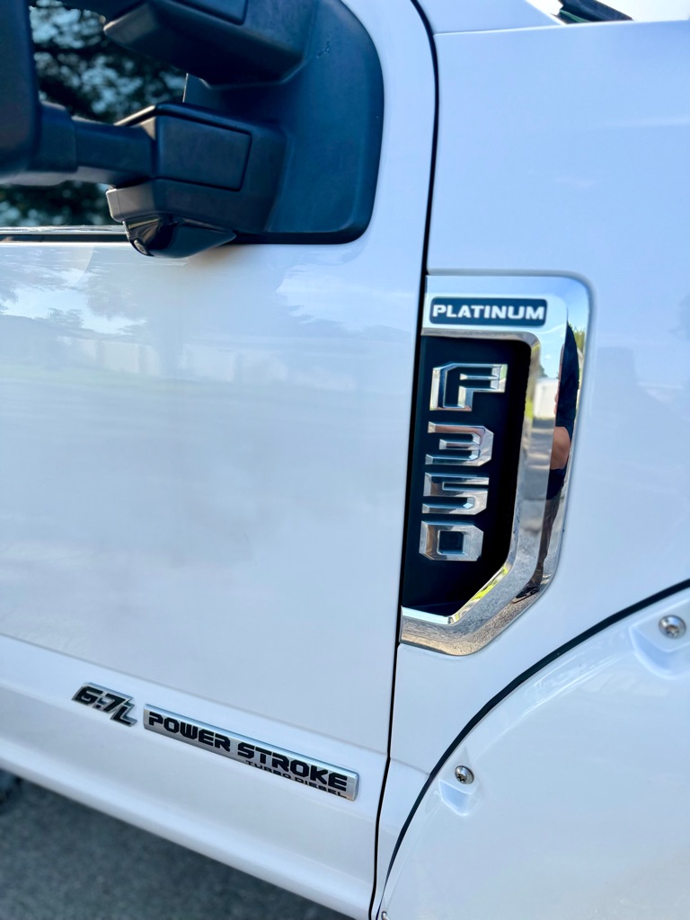 Photo 10 of this FORD F350 LARIAT