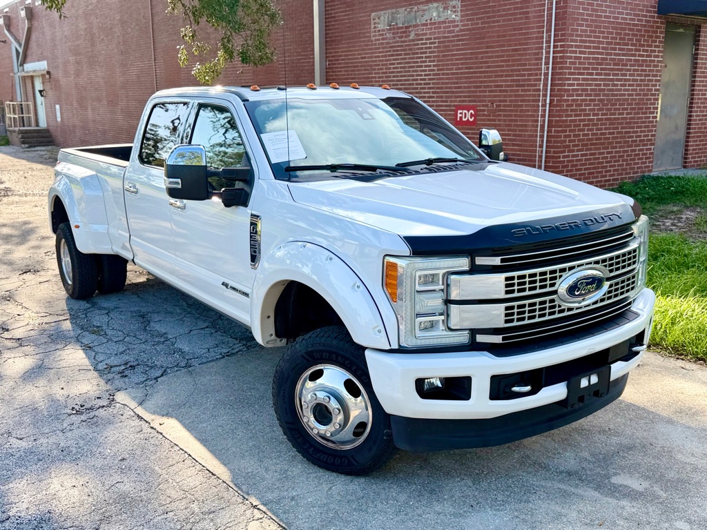 Photo 2 of this FORD F350 LARIAT