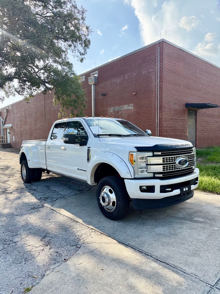 Photo 21 of this FORD F350 LARIAT
