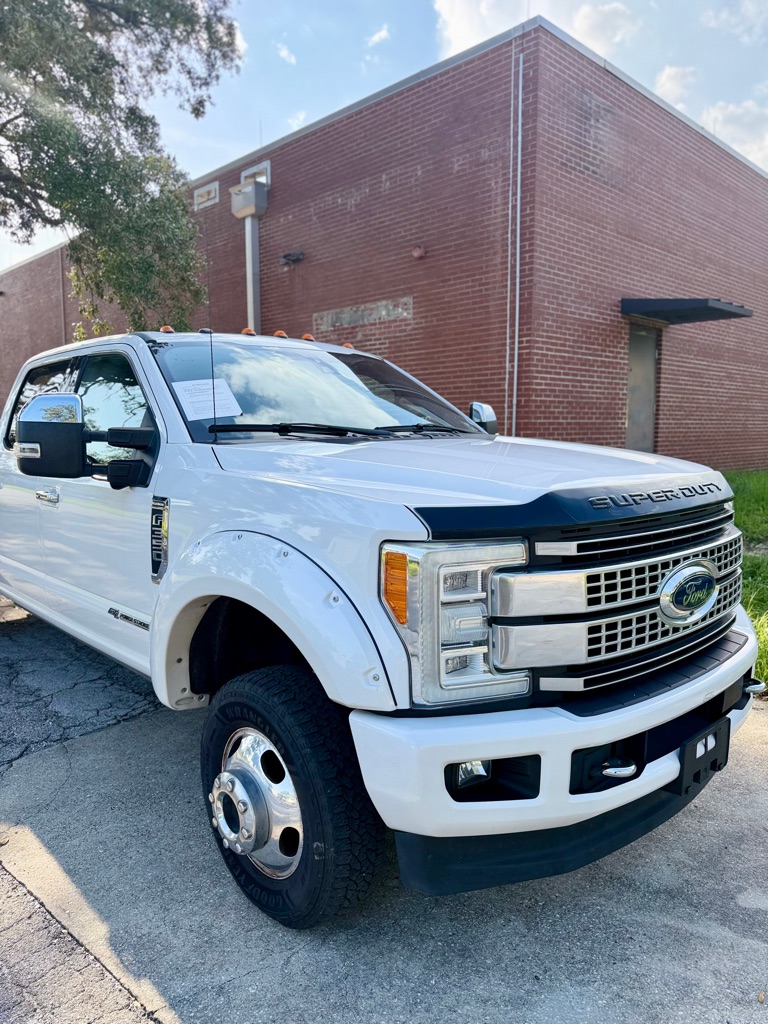 Photo 5 of this FORD F350 LARIAT