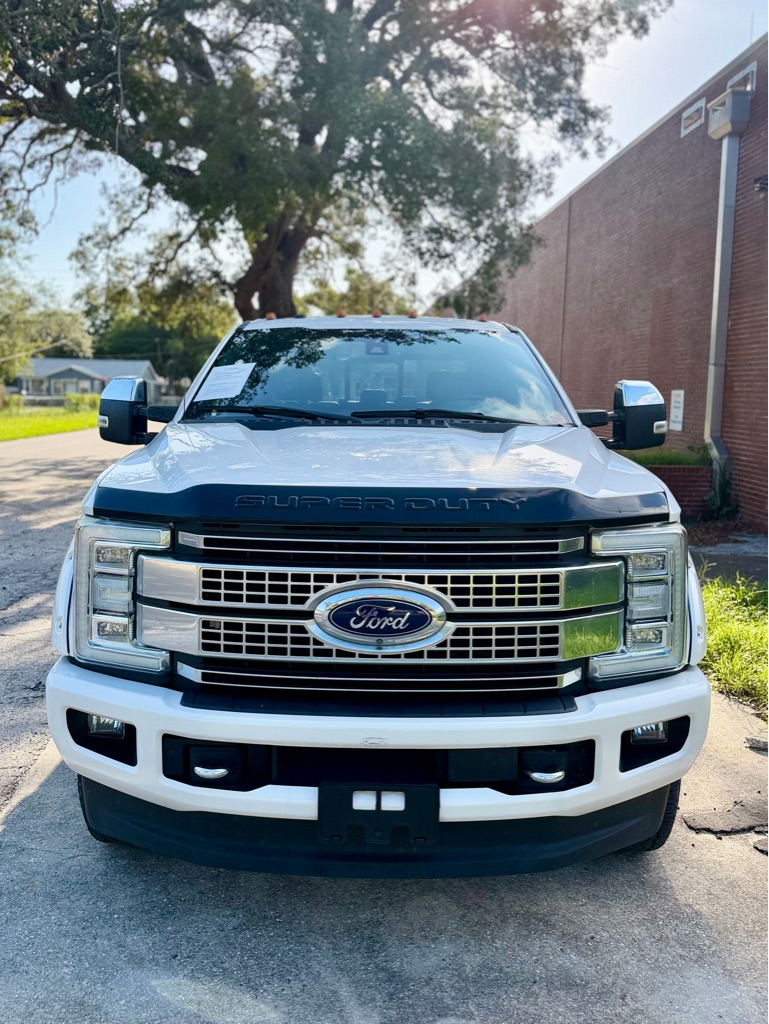 Photo 4 of this FORD F350 LARIAT