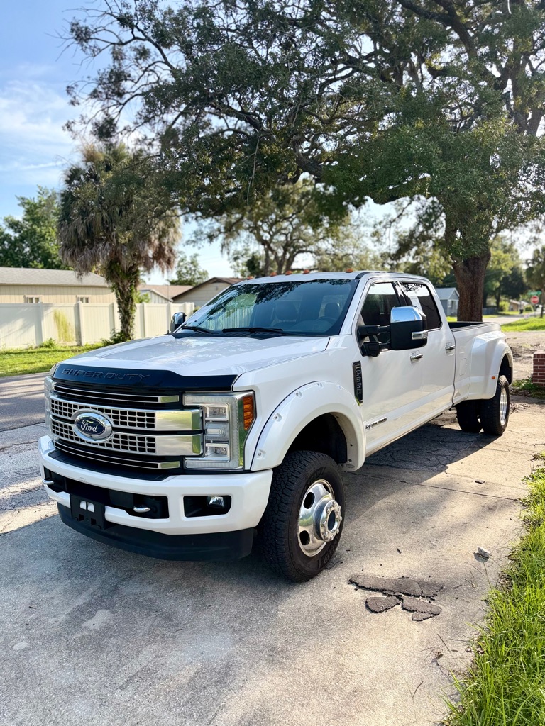 Photo 3 of this FORD F350 LARIAT