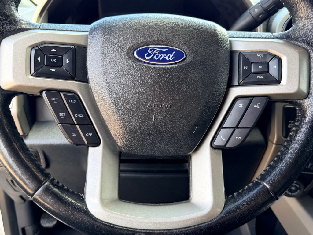 Photo 17 of this FORD F250 LARIAT