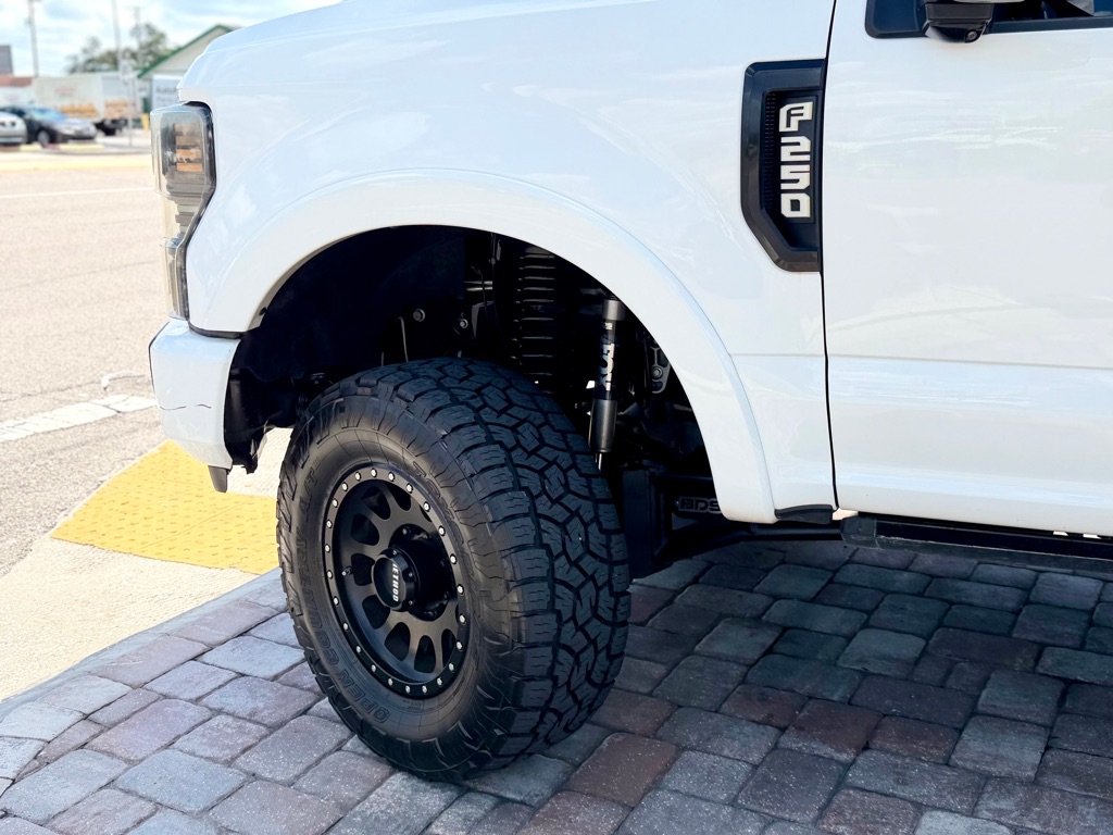 Photo 26 of this FORD F250 LARIAT