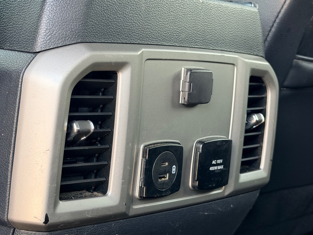 Photo 39 of this FORD F250 LARIAT