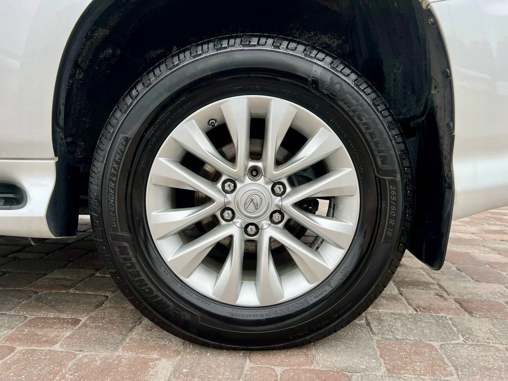 Photo 8 of this LEXUS GX