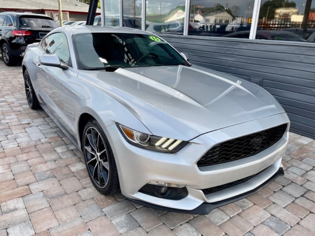 Photo 2 of this FORD MUSTANG