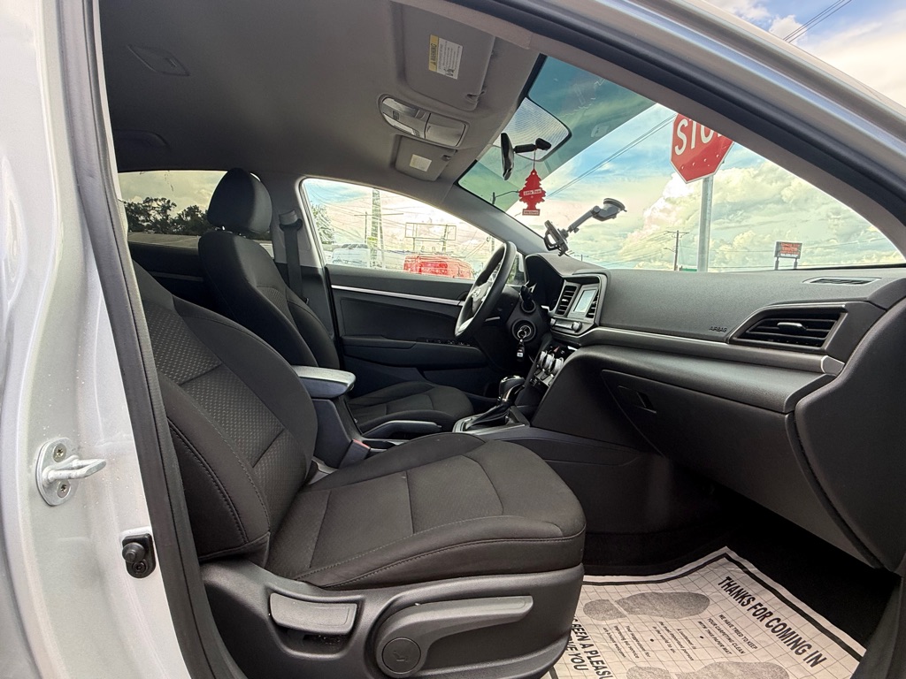 Photo 17 of this HYUNDAI ELANTRA