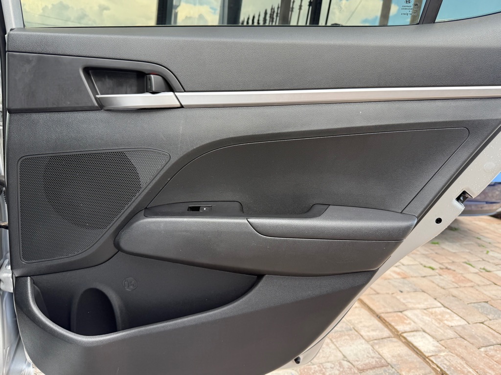 Photo 30 of this HYUNDAI ELANTRA