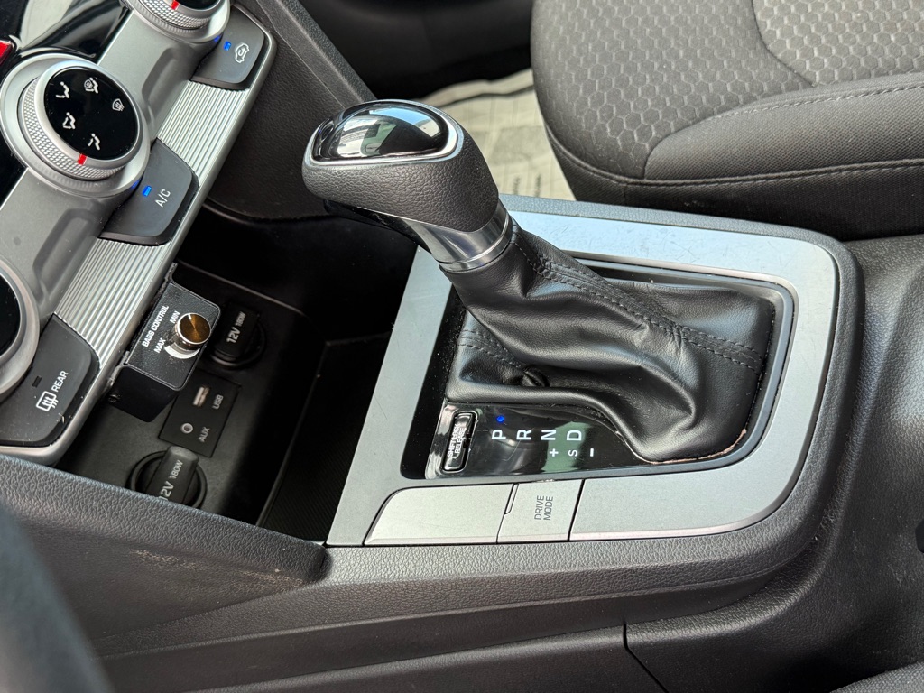 Photo 14 of this HYUNDAI ELANTRA