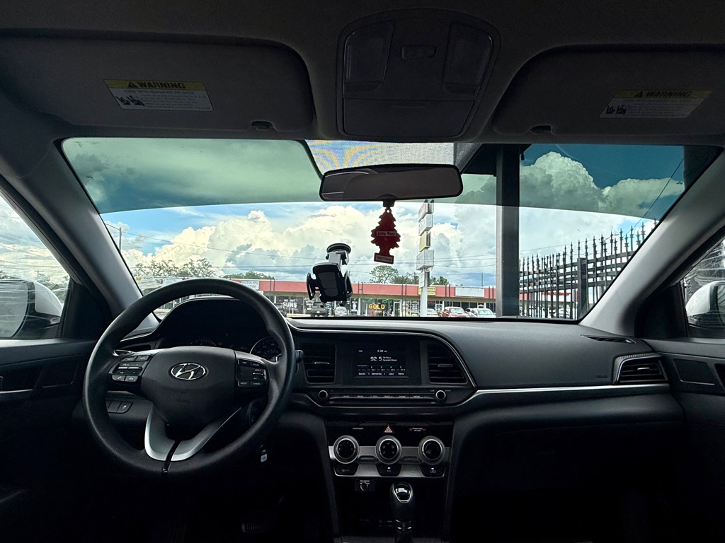 Photo 11 of this HYUNDAI ELANTRA