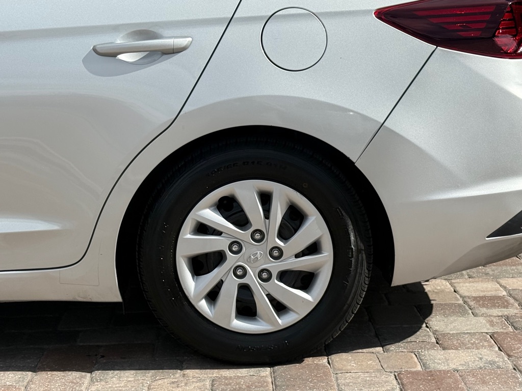 Photo 24 of this HYUNDAI ELANTRA