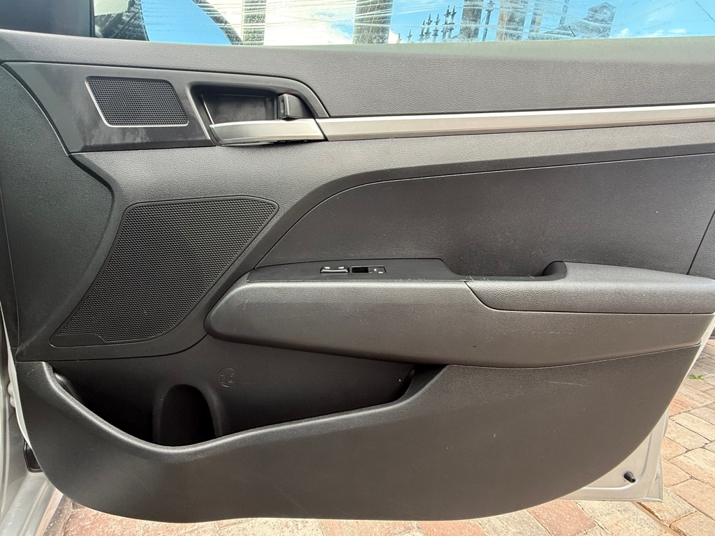 Photo 31 of this HYUNDAI ELANTRA