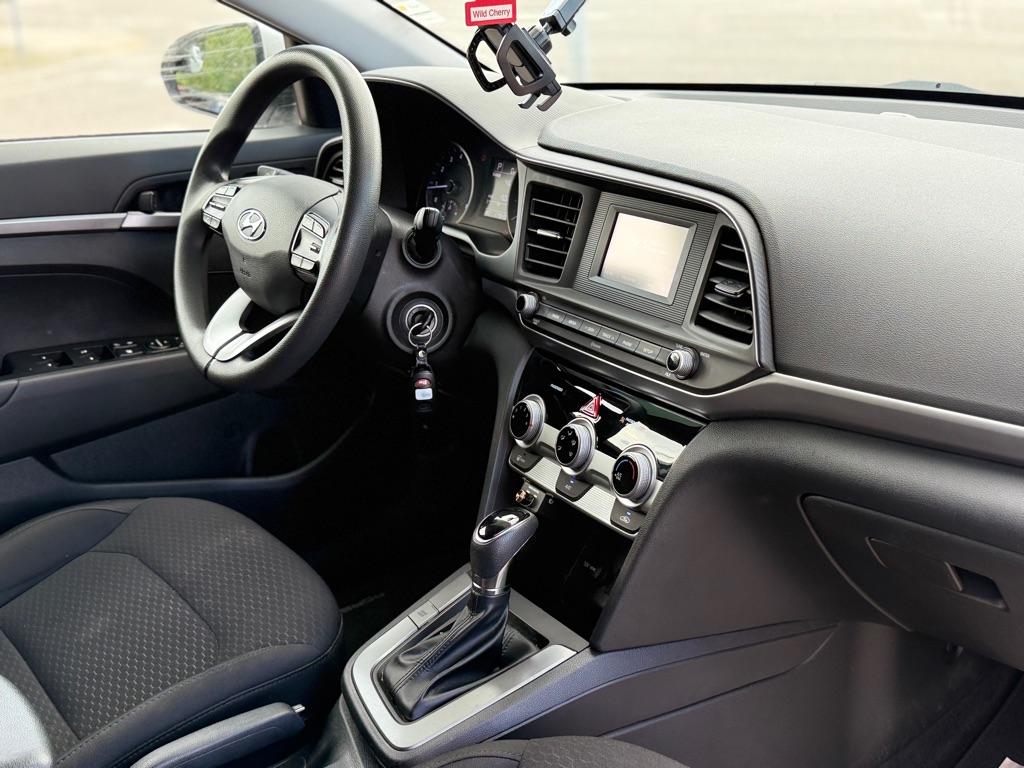 Photo 18 of this HYUNDAI ELANTRA