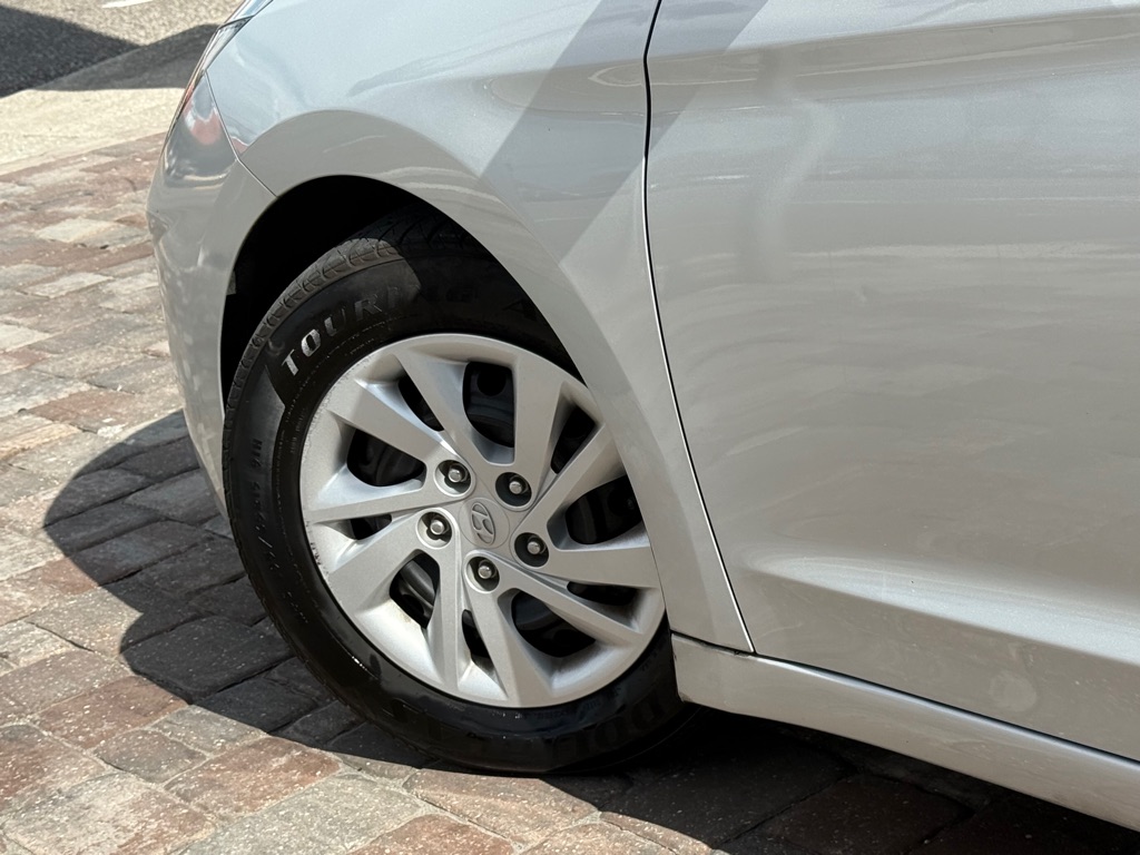 Photo 25 of this HYUNDAI ELANTRA