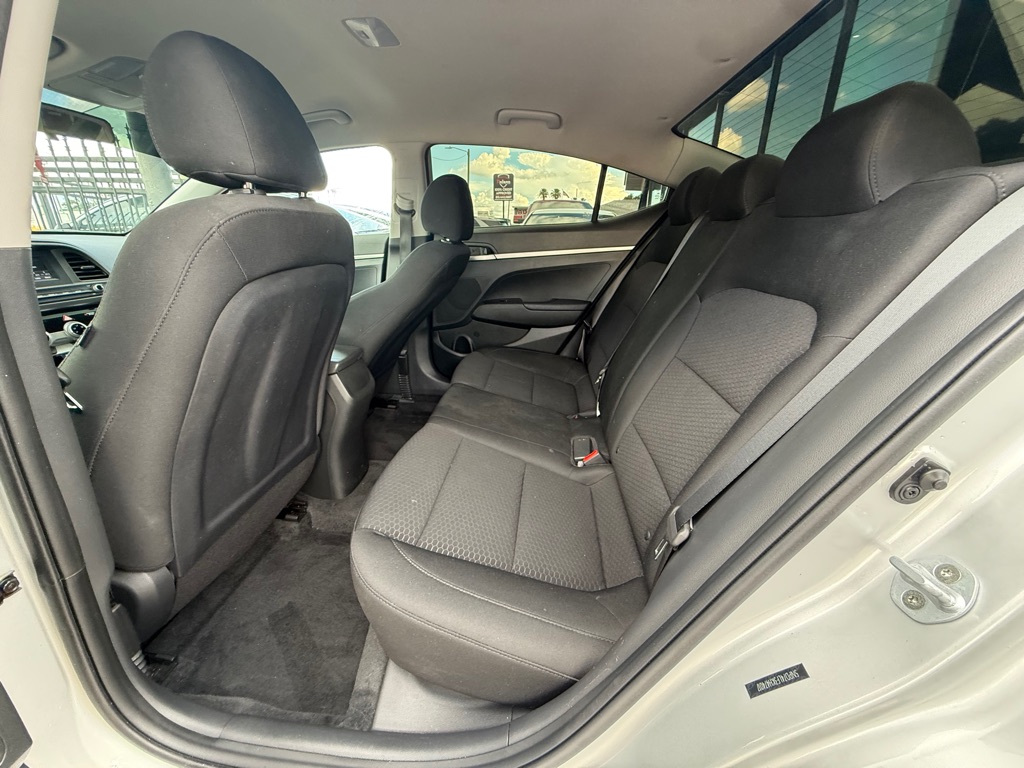 Photo 28 of this HYUNDAI ELANTRA