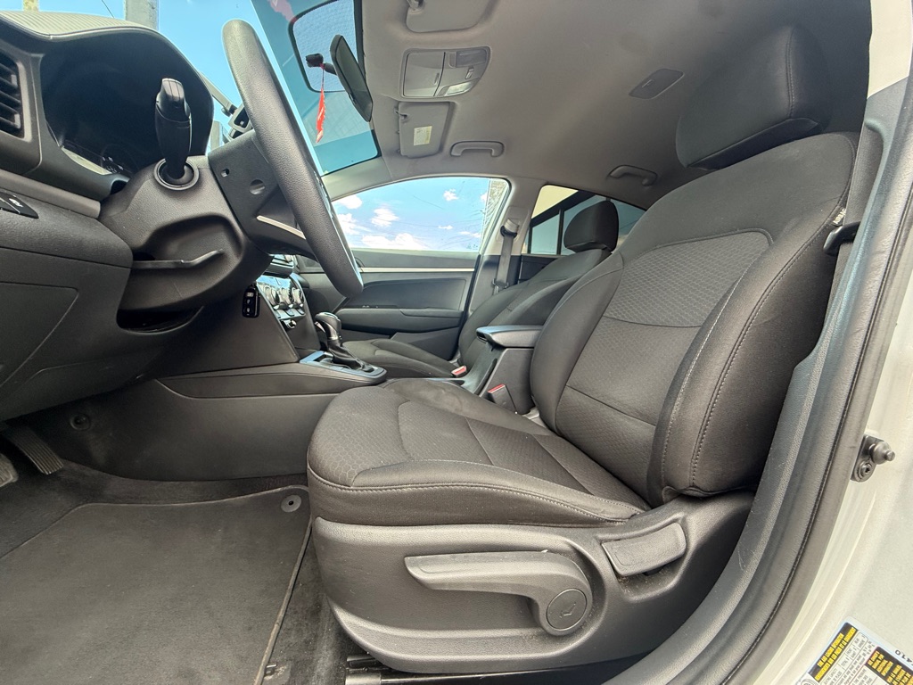 Photo 10 of this HYUNDAI ELANTRA