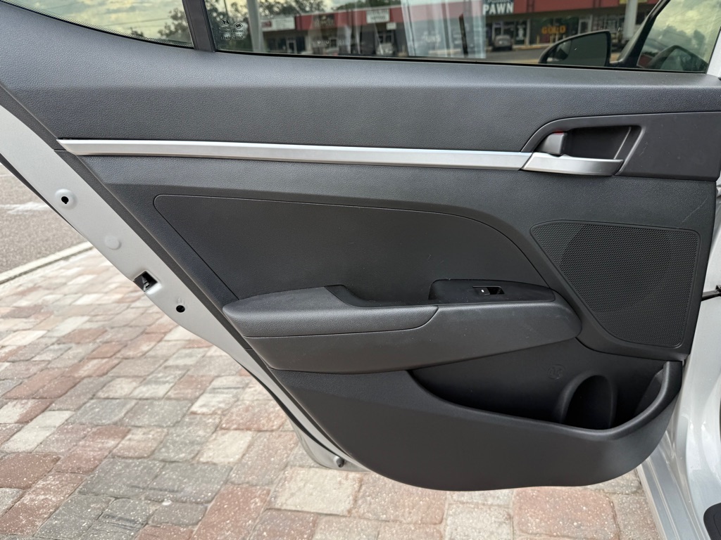 Photo 27 of this HYUNDAI ELANTRA