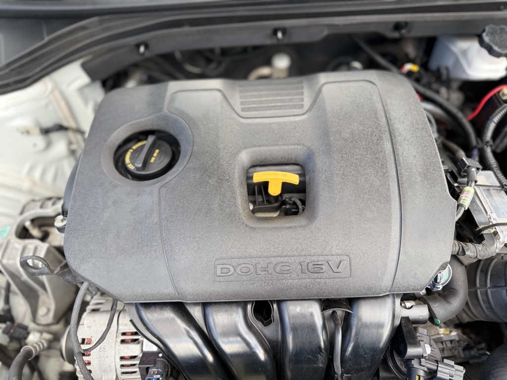 Photo 19 of this HYUNDAI ELANTRA