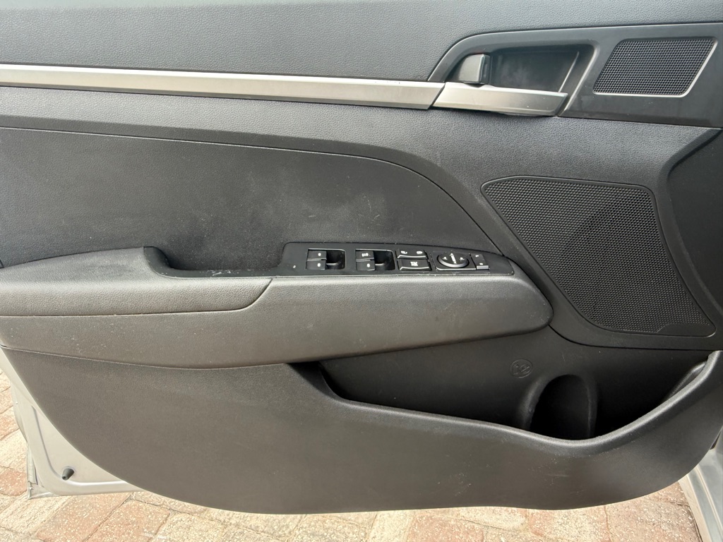 Photo 26 of this HYUNDAI ELANTRA