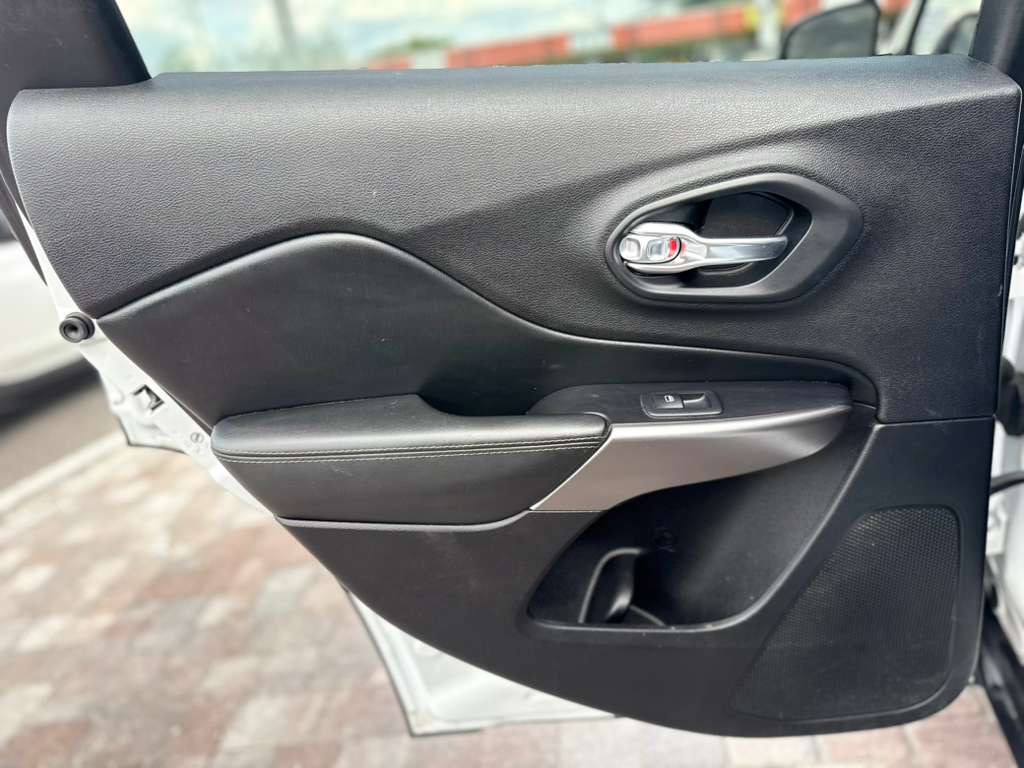 Photo 24 of this JEEP CHEROKEE