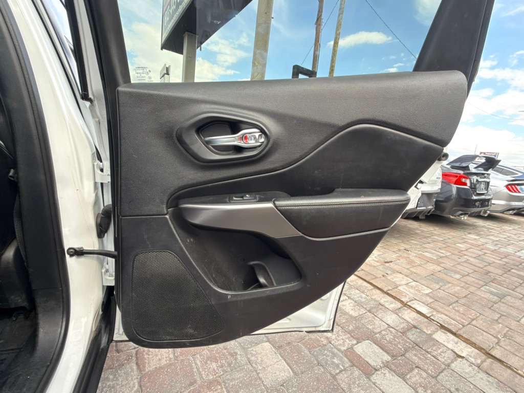 Photo 23 of this JEEP CHEROKEE